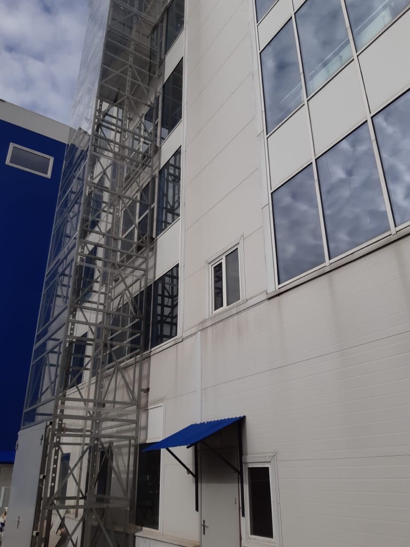 Подъемник грузовой в металлокаркасной шахте, 1500 кг, Спб