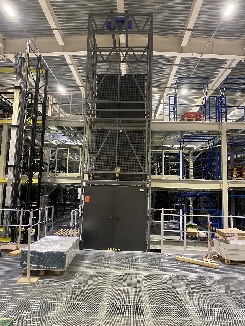 Грузовой подъемник в металлокаркасной шахте, 2000 кг в Самаре