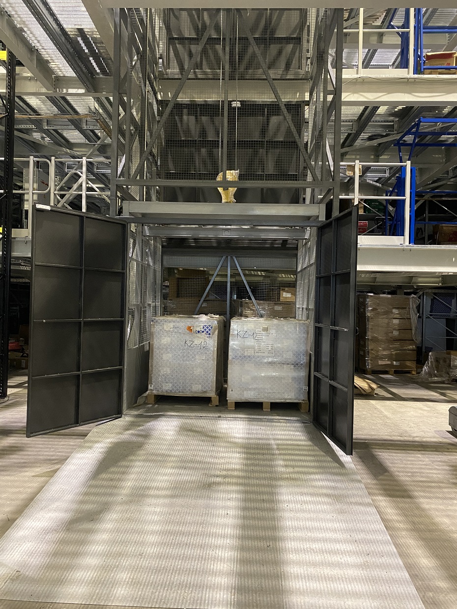 Грузовой подъемник в металлокаркасной шахте, 2000 кг в Самаре